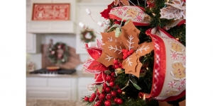 How Christmas Flower Decorations Can Bring Your Christmas Display to Life